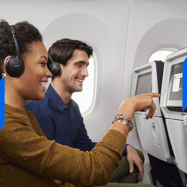 Deux passagers dans un vol d'Air France manipulant une tablette adossée à un siège