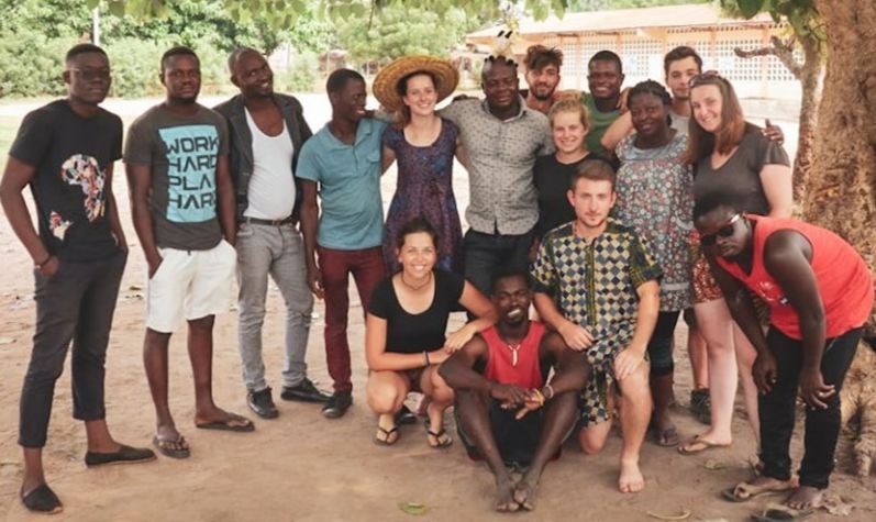 L'équipe de GoTogo avec les jeunes volontaires togolais