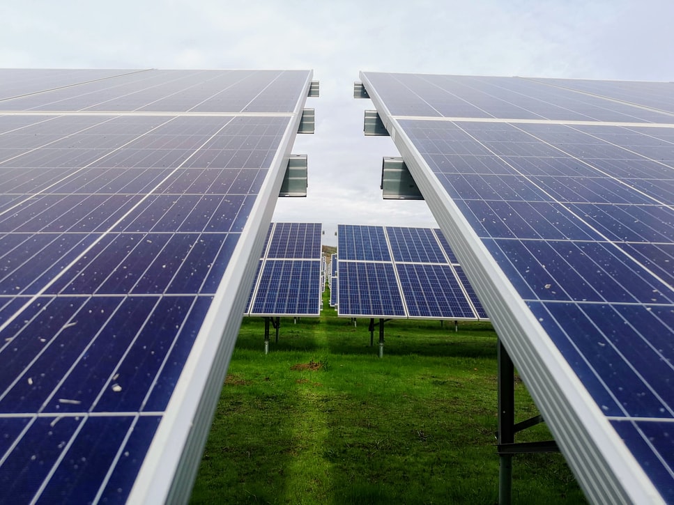 Une installation d'énergie solaire pour la production d'électricité verte