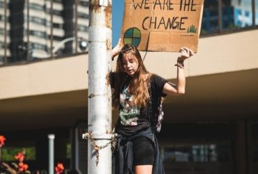 Une jeune fille brandissant une pancarte lors d'une manifestation pour le climat à Toronto, au Canada (Photo : Unsplash).