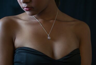 Une jeune femme portant un super collier en diamants.