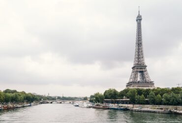 La Tour Eiffel, monument emblématique de Paris.