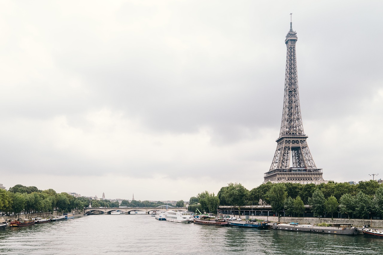 La Tour Eiffel, monument emblématique de Paris.