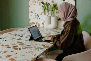 Une femme en télétravail