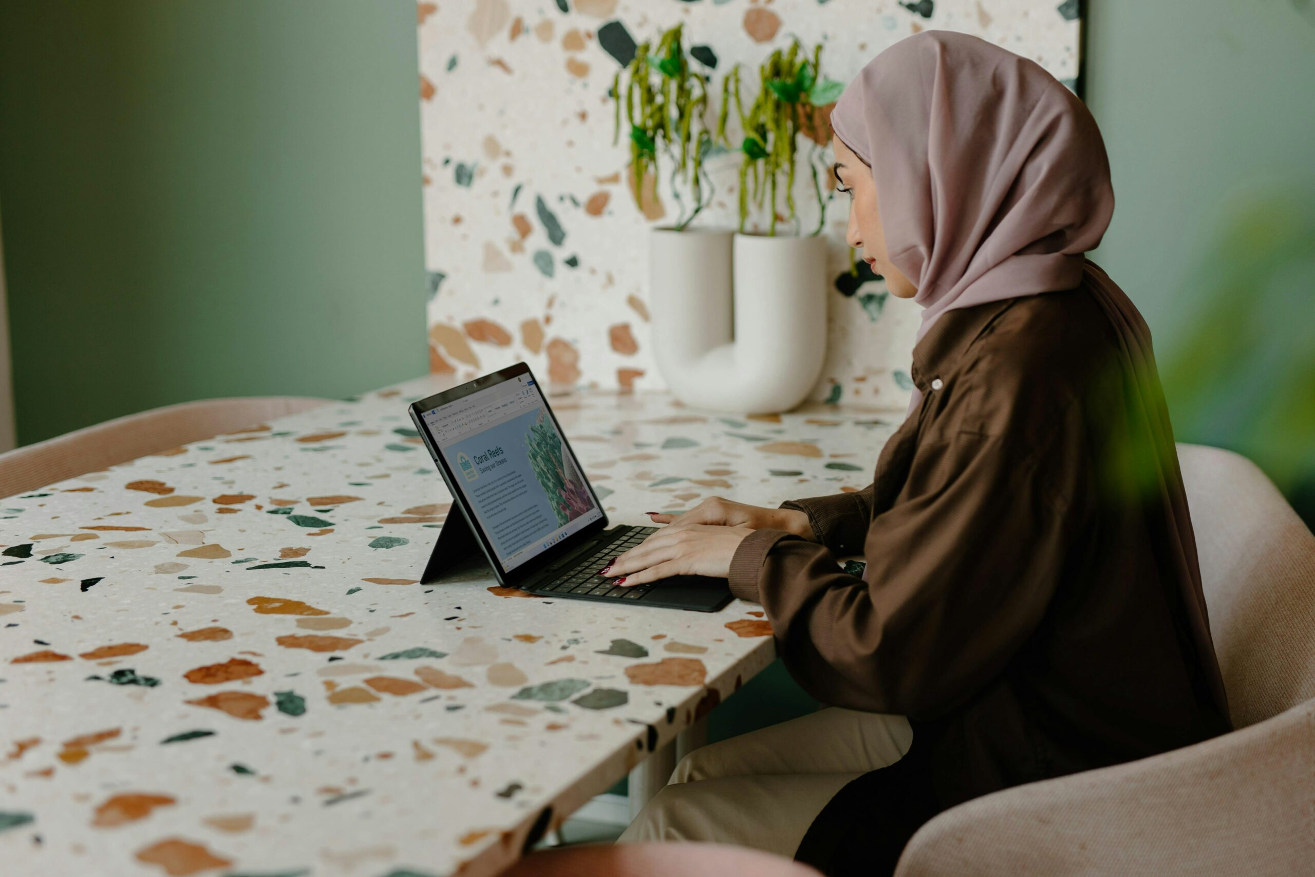 Une femme en télétravail